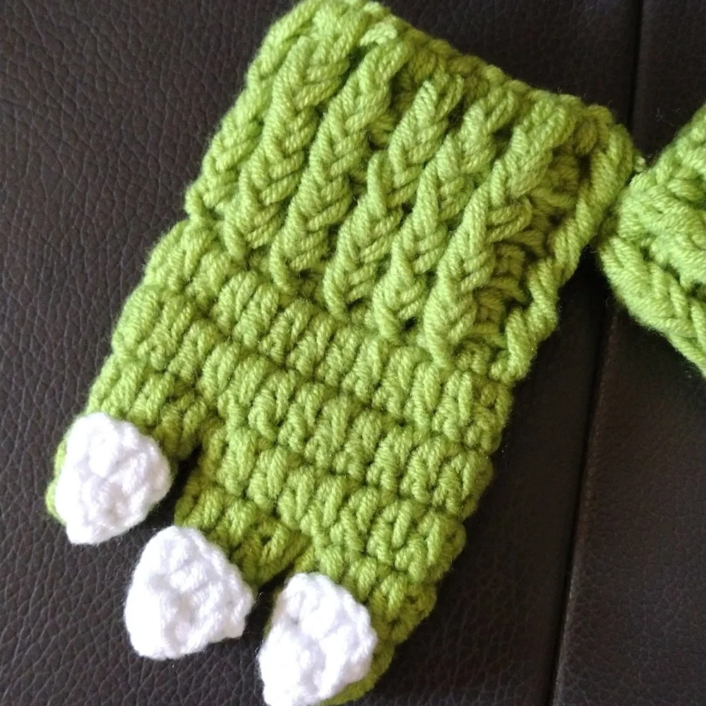 Baby Yoda Knit Baby Hat and Mittens Set - Picture 2 of 4